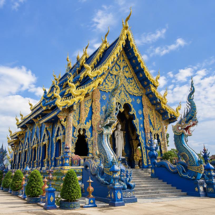 Fachada azul e dourada do templo de Chiang Rai